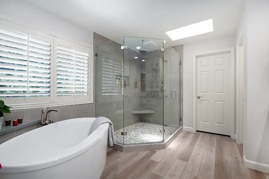 Beautiful Transitional Bath